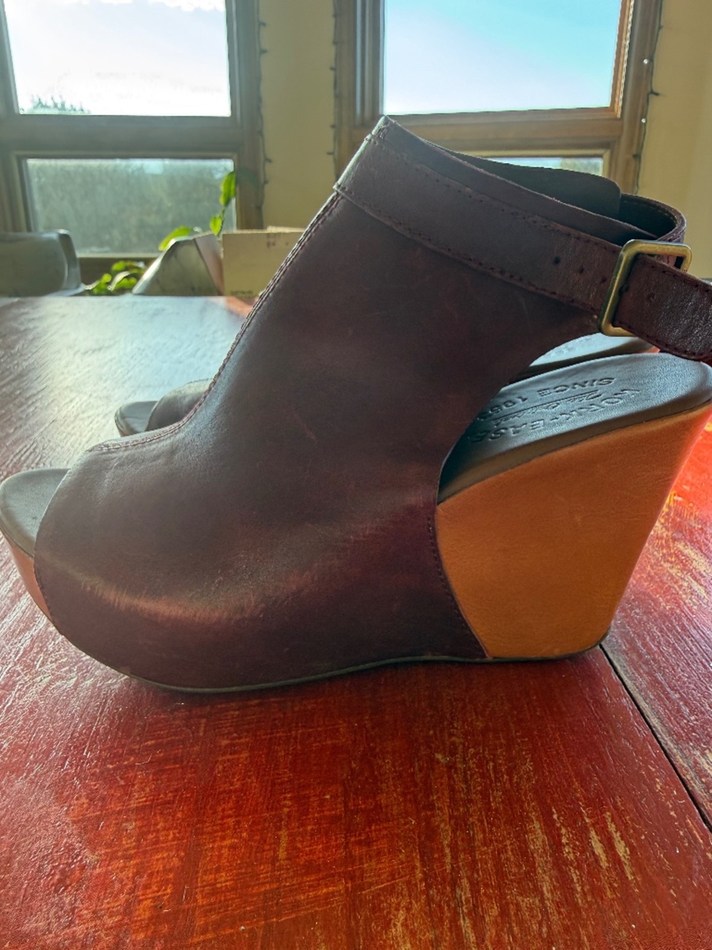 BURGUNDY wedges 8M
